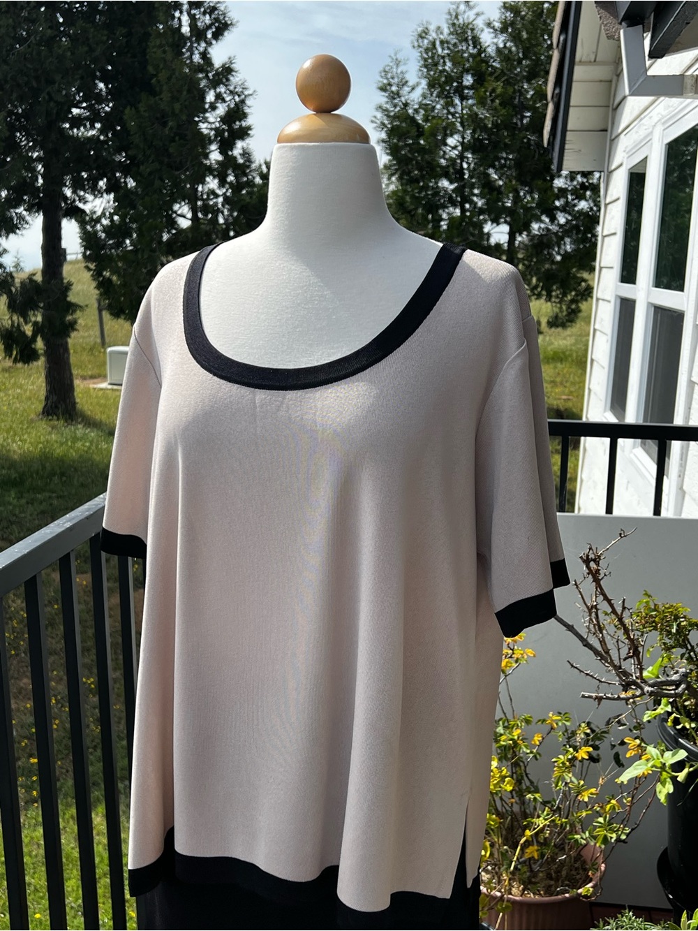 Misook Women L/Large Black Beige  Color block Knit Pullover Short Sleeve Blouse